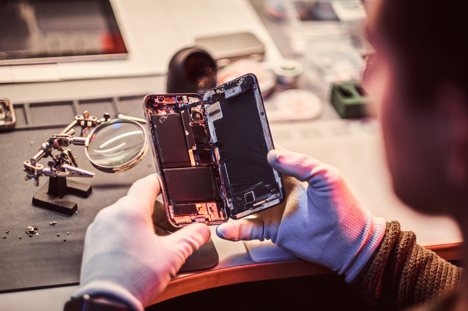 Why Choose Vvifix for Your Device Repairs? A Look at Quality, Efficiency, and Customer Satisfaction